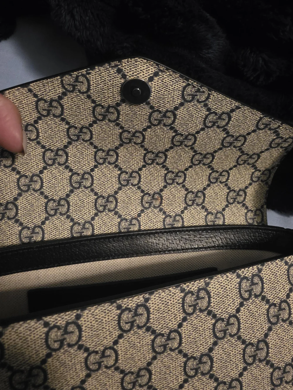 Gucci Beige GG Supreme Shoulder Bag with Navy Logo - Picture 2 of 7